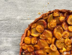 Image de ma Tarte aux Pruneaux et aux Mirabelles avec une recette de pâte brisée rapide et facile à réaliser