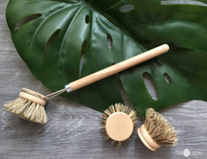 Image d'une brosse en bois à tête interchangealble pour faire la vaisselle ou laver l'evier de la cuisine